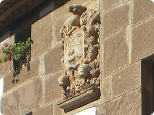 Casa con escudo