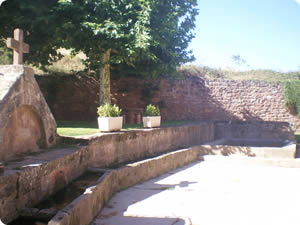 Antigua fuente con lavadero